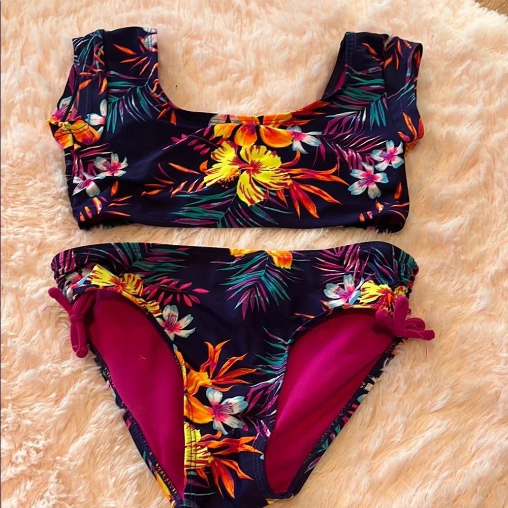 Bikini - Picture 1 of 3